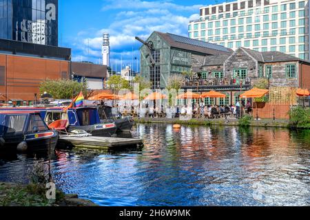 Places assises à l'extérieur au Canal House Pub sur le canal de Birmingham.Avec ses chemins de remorquage et ses ponts, c'est un excellent moyen d'explorer la ville. Banque D'Images