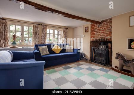 Hargrave, Suffolk, Angleterre - juin 10 2020: Traditionnel anglais Country Cottage salon ou salon avec poêle à bois en fonte et plafond bas Banque D'Images
