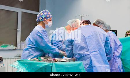 gros plan des médecins, chirurgiens et infirmières travaillant en équipe pendant une opération dans un hôpital ou une salle d'opération. Banque D'Images