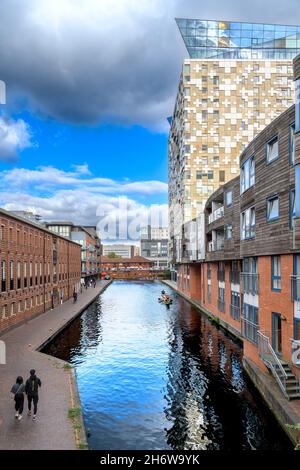 Canal de Birmingham (techniquement la ligne principale des Birmingham Canal Navigations).Avec ses chemins de remorquage et ses ponts, c'est un excellent moyen d'explorer la ville. Banque D'Images