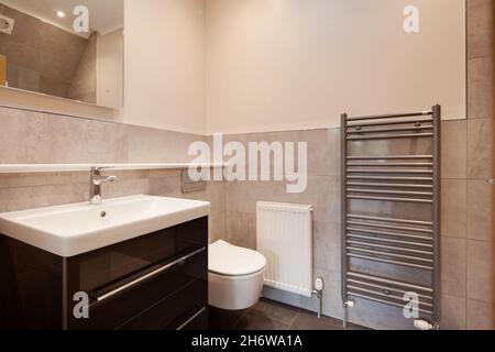 Clafring, Angleterre - avril 6 2020 : toilettes bien éclairées dans une nouvelle maison récemment terminée avant la vente avec toilettes, porte-serviette et lavabo Banque D'Images