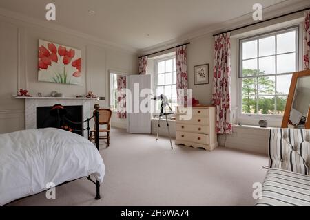 Wimbish, Angleterre - juillet 30 2019 : chambre dans une maison d'époque anglaise au décor traditionnel mais joliment moderne, cheminée avec encadrement en marbre Banque D'Images