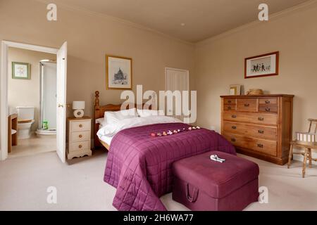 Wimbish, Angleterre - juillet 30 2019: Chambre dans la maison d'époque anglaise avec décor traditionnel et porte à salle de douche et wc Banque D'Images