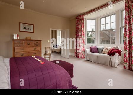 Wimbish, Angleterre - juillet 30 2019: Chambre dans la maison d'époque anglaise avec décor traditionnel et grande baie vitrée contenant un canapé Banque D'Images