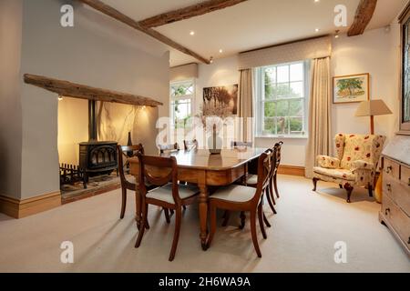 Wimbish, Angleterre - juillet 30 2019: Salle à manger dans la maison d'époque anglaise décorée d'une manière moderne sympathique avec des couleurs neutres. Banque D'Images