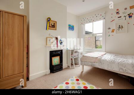 Cambridge, Angleterre - août 15 2019: Chambre pour enfants dans la maison de l'époque victorienne britannique avec armoire, et lit simple Banque D'Images