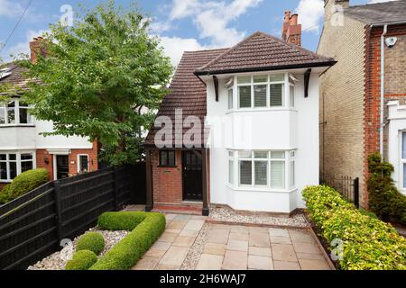Cambridge, Angleterre - juillet 31 2019 : vue surélevée de la maison britannique traditionnelle avec façade de baie et entrée de garage prise de l'autoroute publique Banque D'Images