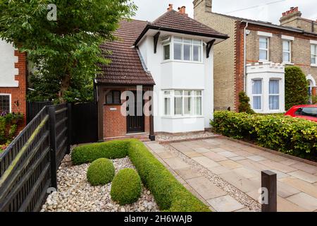 Cambridge, Angleterre - 31 2019 juillet : vue sur la rue de la maison britannique traditionnelle avec vue sur la baie et entrée de garage depuis l'autoroute publique Banque D'Images