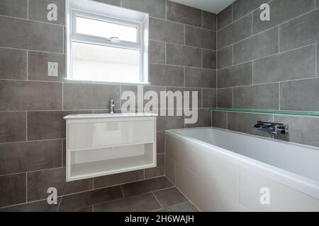 Cambridge, Angleterre - juillet 31 2019: Suite entièrement rénovée avec salle de bains carrelée dans une propriété inoccupée Banque D'Images