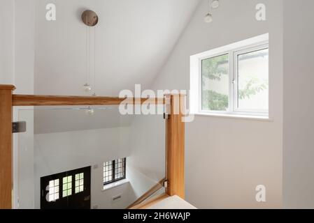 Cambridge, Angleterre - juillet 31 2019 : premier étage, atterrissage vers le rez-de-chaussée et la porte Banque D'Images