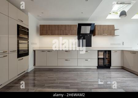 Cambridge, Angleterre - juillet 31 2019: Coin cuisine dans une maison rénovée avec des logements et des appareils intégrés. Banque D'Images