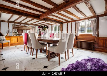 Essex, Angleterre - janvier 18 2019 : salle à manger traditionnelle avec poutres apparentes et grande table et chaises Banque D'Images