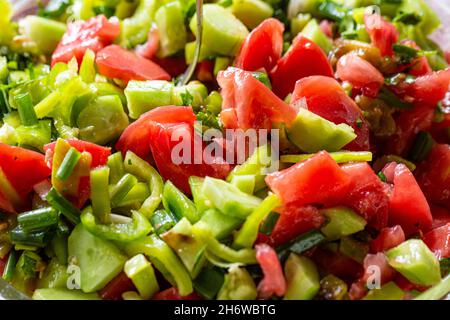 Salade bulgare traditionnelle avec tomates, concombre et poivre dans un grand bol. Banque D'Images