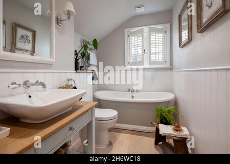 Calford Green, Suffolk, Angleterre - janvier 17 2020 : petite salle de bains de style cottage avec décoration et accessoires modernes de style traditionnel Banque D'Images