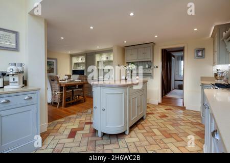 Calford Green, Suffolk, Angleterre - janvier 17 2020: Cuisine ouverte avec péninsule et salle à manger en arrière-plan avec chaises et table Banque D'Images