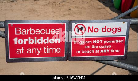 Cornwall, Angleterre, Royaume-Uni.2021. Barbecues et chiens interdits panneau rouge et blanc à l'entrée d'une plage de Cornish. Banque D'Images