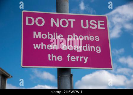 Cornwall, Angleterre, Royaume-Uni.2021. N'utilisez pas le panneau de téléphone portable au terminal de ferry. Banque D'Images