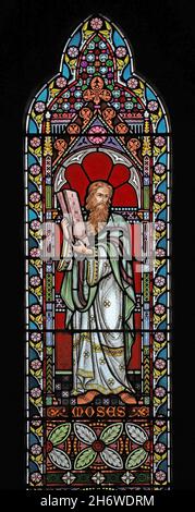 Vitraux de Frederick Preedy représentant Moïse tenant les dix Commandements, Église Saint-Laurent, Weston-Sub-Edge, Gloucestershire Banque D'Images