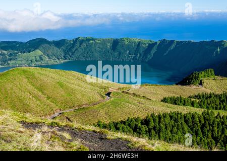 Lagoa Azul, Sete Cidades, île de São Miguel, Açores, Açores, Portugal, Europe. Banque D'Images