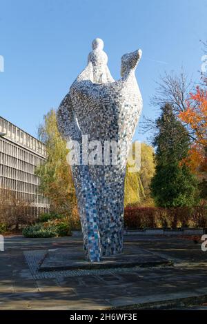 Place Grunwald dans le centre-ville de Katowice (SL) avec sculpture 'Family' de Jerzy Egon Kwiatkowski. Banque D'Images