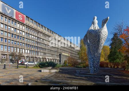 Place Grunwald dans le centre-ville de Katowice (SL) avec sculpture 'Family' de Jerzy Egon Kwiatkowski. Banque D'Images