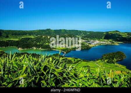 Lagoa das Sete Cidades, lagune des sept villes, île de São Miguel, Açores, Açores, Portugal,Europe.Lagoa Verde sur la gauche, Lagoa Azul sur la Banque D'Images