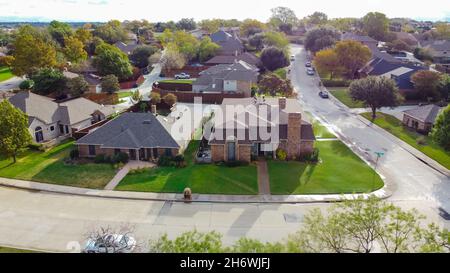 Vue de dessus parkside maisons résidentielles avec grande arrière-cour à Carrollton, Texas.Survoler une maison familiale typique avec des arbres mûrs et l'automne Banque D'Images