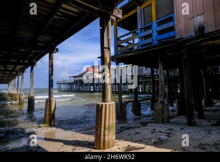 De vieilles piers en bois dépassent dans la mer à Hua Hin, en Thaïlande. Banque D'Images