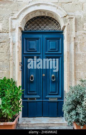 Malte est la maison à des portes étonnamment uniques.traditionnel coloré porte maltaise dans la Valette.porte avant à la maison de Malte.porte en bois bleu et façade en pierre Banque D'Images