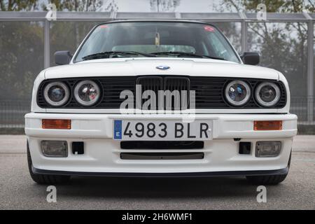 MONTMELO; ESPAGNE-OCTOBRE 10; 2021: Berline BMW série 3 (E30) deux portes (deuxième génération de BMW série 3), vue avant Banque D'Images