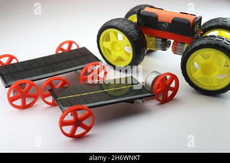Petits véhicules à énergie solaire avec différents ensembles de roues avec voiture électrique ayant des roues de grande taille, Green Energy cars mini modèles Banque D'Images