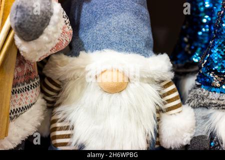 Gnome de Noël rigolo coloré du folklore nordique (Nisse, tombe, Tonttu, Tomtenisse), poupées avec chapeau bleu et longue barbe blanche.Scandia traditionnel Banque D'Images