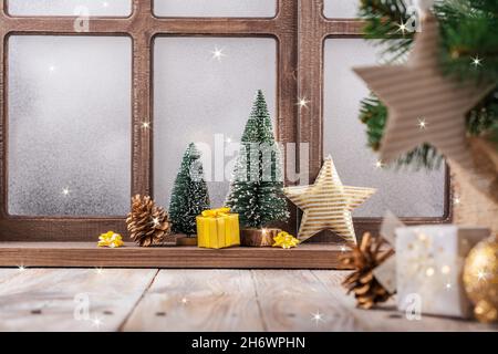 Seuil de fenêtre avec articles de Noël - arbres de Noël, décorations, boules de noël et boîtes-cadeaux.Carte de vœux de joyeux Noël et de bonne année.Dos confortable Banque D'Images