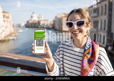 Femme avec un certificat de vaccination lors d'un voyage en Italie Banque D'Images
