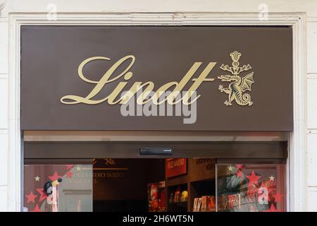 VALENCE, ESPAGNE - 15 NOVEMBRE 2021 : Lindt est une société suisse de chocolat et de confiserie Banque D'Images