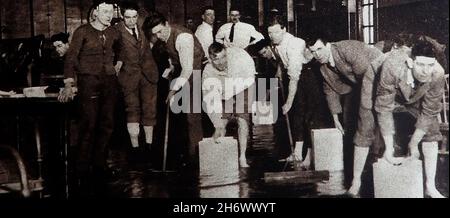 Une scène des inondations de Londres (Royaume-Uni) en 1929 -- des soldats blessés qui défrirent les quartiers de l'hôpital Millbank après 18 jours de pluie continue sont tombés. Banque D'Images