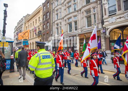 Les activistes du climat défilent devant la procession du Lord Mayor's Show pendant l'extinction Rebellion's Rise et Rebel March dans la City de Londres. Banque D'Images