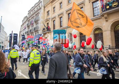 Les activistes du climat défilent devant la procession du Lord Mayor's Show pendant l'extinction Rebellion's Rise et Rebel March dans la City de Londres. Banque D'Images