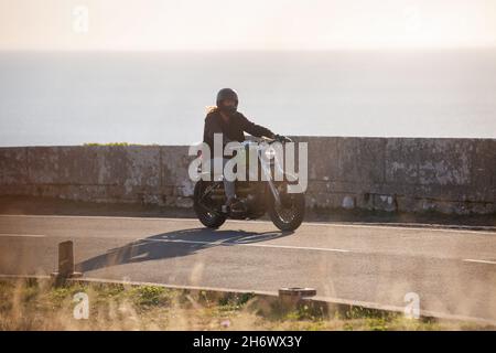 Tom Squires à bord de sa Harley Davidson le 20 juillet 2020 à Portland, Dorset au Royaume-Uni.Photo de Sam Mellish Banque D'Images