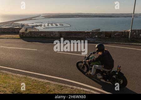 Tom Squires à bord de sa Harley Davidson le 20 juillet 2020 à Portland, Dorset au Royaume-Uni.Photo de Sam Mellish Banque D'Images