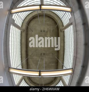 Vue grand angle d'un puits de lumière à l'intérieur de la station de métro Bayview qui fait partie de la Toronto Transit Commission ou TTC.18 novembre 2021 Banque D'Images