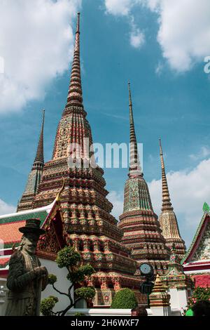 BANGKOK, THAÏLANDE - 15 novembre 2019 : un cliché vertical du temple bouddhiste Wat Pho à Bangkok, en Thaïlande Banque D'Images