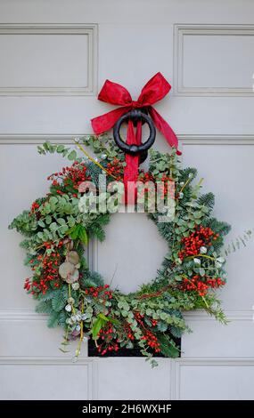 couronne de noël sur la porte d'entrée de la maison, norfolk, angleterre Banque D'Images