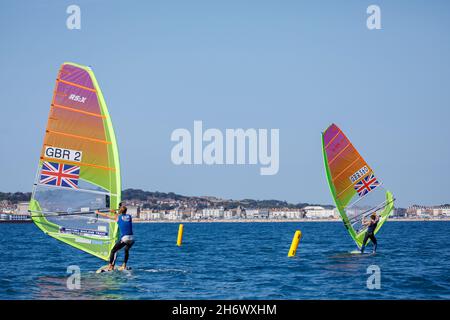 Tom Squires lors d'une session de formation sur la planche à voile RS:X le 21 juillet 2020 à Portland, Dorset au Royaume-Uni.Photo de Sam Mellish Banque D'Images