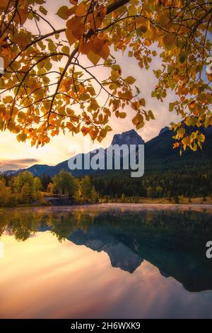 Fall Foliage Framing Quarry Lake Banque D'Images