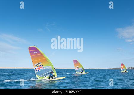 Tom Squires avec Andy Brown (GBR) et Matt Carey (Malte) lors d'une session d'entraînement RS:X sur planche à voile le 21 juillet 2020, à Weymouth Bay Banque D'Images