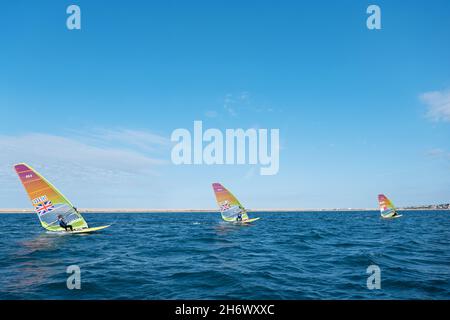 Tom Squires lors d'une session d'entraînement sur la planche à voile RS:X le 21 juillet 2020 à Weymouth Bay, Dorset au Royaume-Uni.Photo de Sam Mellish Banque D'Images