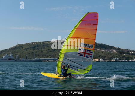 Tom Squires lors d'une session d'entraînement sur la planche à voile RS:X le 21 juillet 2020 à Weymouth Bay, Dorset au Royaume-Uni.Photo de Sam Mellish Banque D'Images