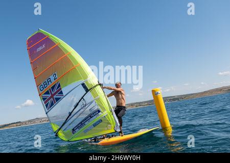 Tom Squires lors d'une session d'entraînement sur la planche à voile RS:X le 21 juillet 2020 à Weymouth Bay, Dorset au Royaume-Uni.Photo de Sam Mellish Banque D'Images