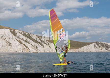 Tom Squires planche à voile près des falaises blanches de Weymouth Bay le 21 juillet 2020 à Portland, Dorset au Royaume-Uni.Photo de Sam Mellish Banque D'Images